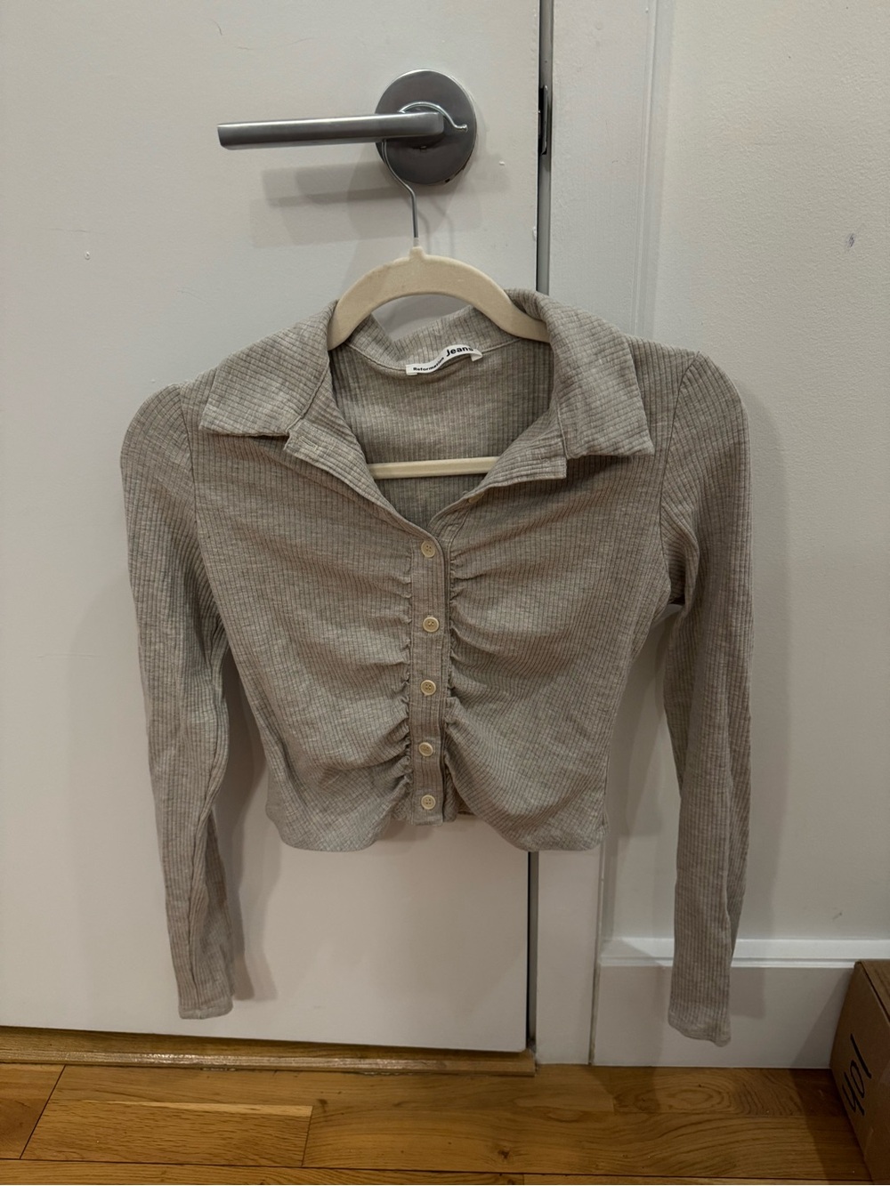 Reformation Ribbed Button-Front Crop Top in Taupe / fray